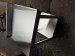 Einfacher Beistelltisch aus Edelstahl 4
