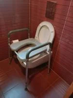 Rehausseur et barres intégrées pour cuvette de WC 5