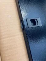 Loquet des portes d’accès de coté endommagé  1