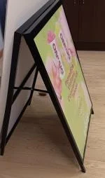 VEVOR SOPORTE PARA CARTELES EN FORMA A EXPOSITOR CARA 91X61 PLEGABLE Y PORTATIL TABLERO PUBLICITARIO IMPERMEABLE PARA BASES RESTAURANTE EXPOSITORES EXTERIOR 4