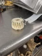 Es de plastico los piñones deberían hacerlos de aluminio  1